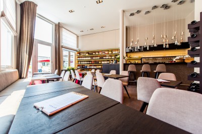 Avini Wine bar Avini Wine bar, horeca antwerpen, lichtadvies antwerpen, pvd verlichting, wijnbar, axolight, spillray